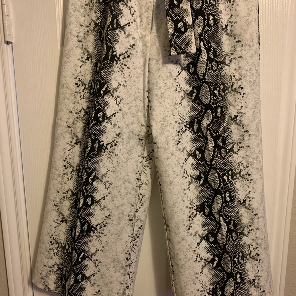 SOLD Gianni Bini Small Black/White Snake Print - Picture 2 of 7